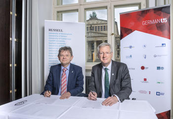 Unterzeichnung Joint Statement von Anton Muscatelli und Hans-Jochen Schiewer